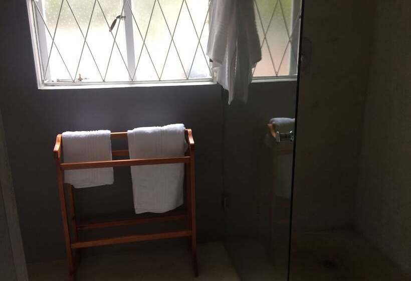 Номер Стандарт, 30 On Oatlands Road