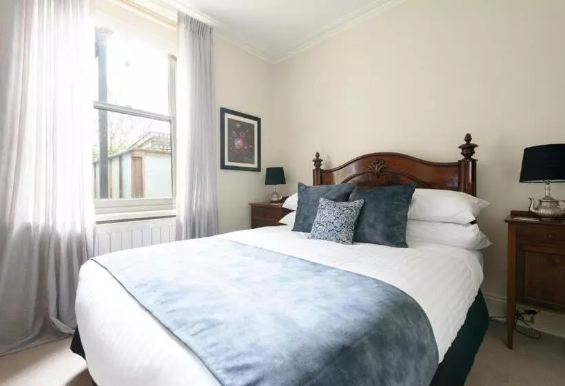 Standard room with outdoor bath, Albert Hotel Daylesford