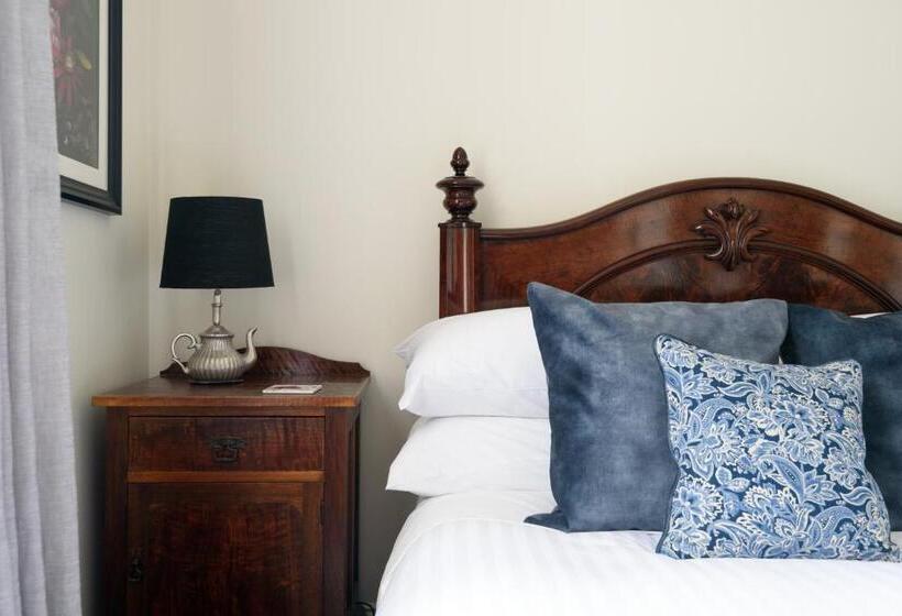 Standard room with outdoor bath, Albert Hotel Daylesford