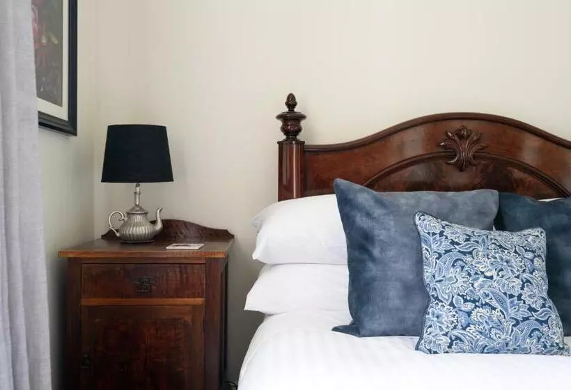 Standard room with outdoor bath, Albert Hotel Daylesford