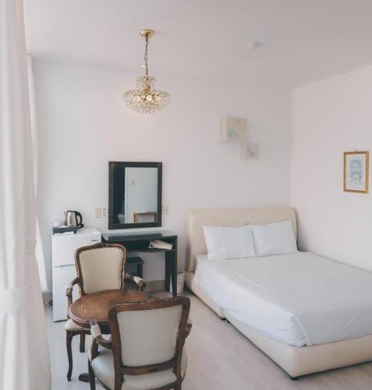 マウンテンビュースタンダードルーム, Whitehouse