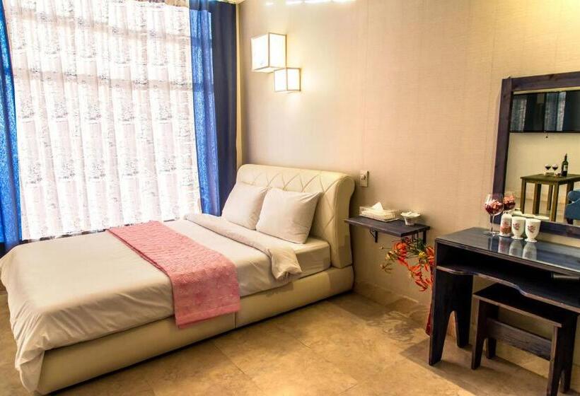 バルコニー付きデラックスルーム, Whitehouse