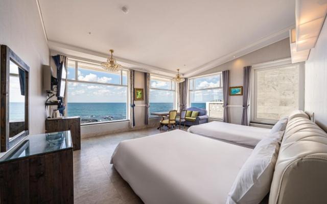 オーシャンビュースーペリアールーム, Whitehouse