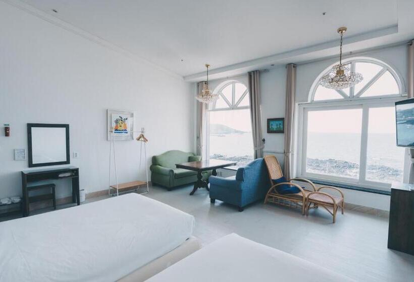 オーシャンビューデラックスルーム, Whitehouse