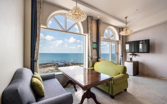 オーシャンビューデラックスルーム, Whitehouse