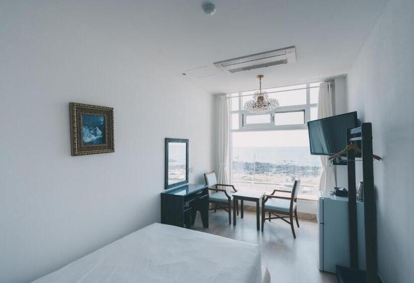 オーシャンビュースタンダードルーム, Whitehouse