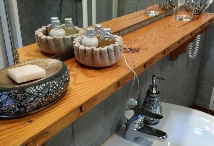 اتاق لوکس با وان آب گرم, Maison Dunoyer Chambres Et Tables D Hotes