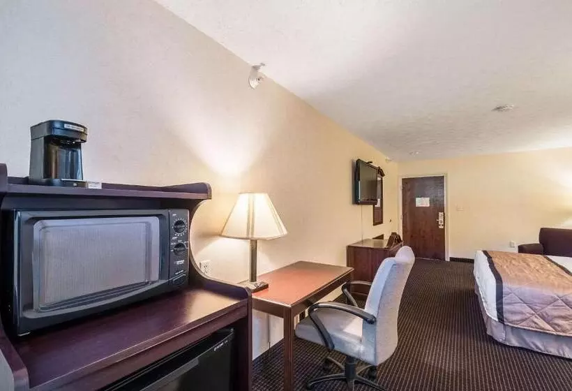 キングサイズベッドのスタンダードルーム, Rodeway Inn & Suites