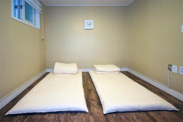 חדר אקונומי, Crib 49 Guesthouse   Foreigner Only