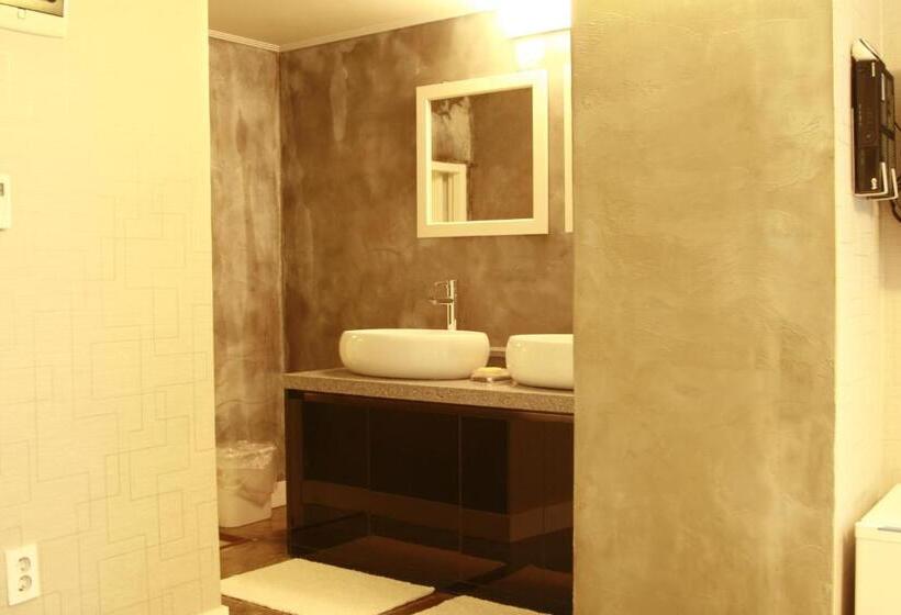 اتاق استاندارد سه نفره, Crib 49 Guesthouse   Foreigner Only