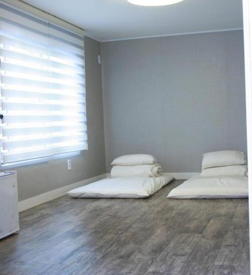 חדר סטנדרט לשלושה, Crib 49 Guesthouse   Foreigner Only