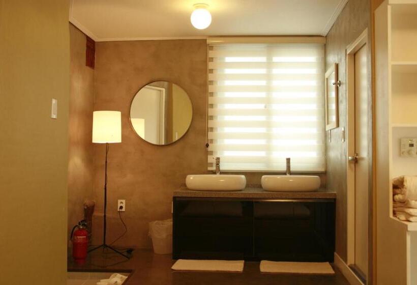 חדר סטנדרט לשלושה, Crib 49 Guesthouse   Foreigner Only