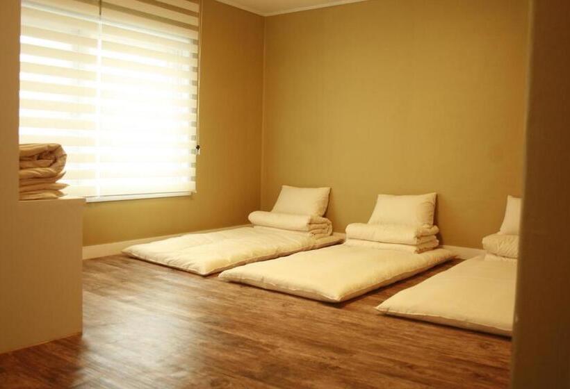 חדר סטנדרט לשלושה, Crib 49 Guesthouse   Foreigner Only