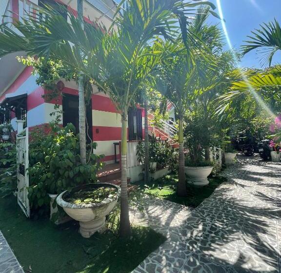 اتاق لوکس با بالکن, Red House Homestay   Villa