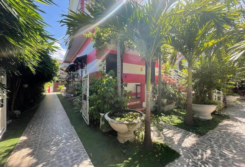 اتاق لوکس چهار تخته, Red House Homestay   Villa