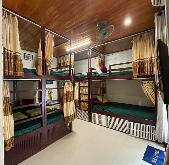 تختخواب در اتاق مشترک, Red House Homestay   Villa