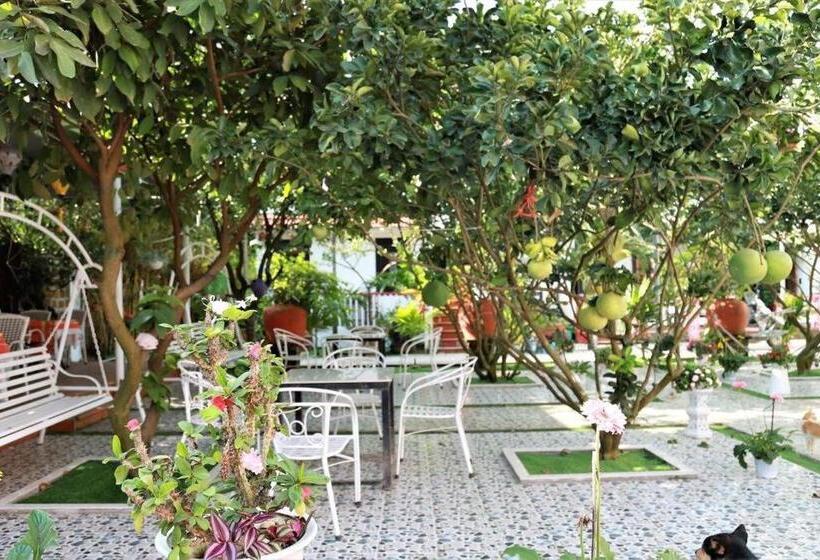 اتاق لوکس چهار تخته, Red House Homestay   Villa