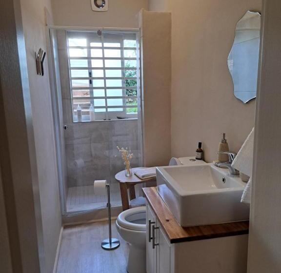 חדר אקונומי, The Big   Luxury Backpackers