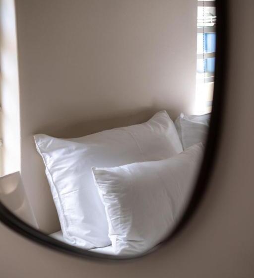 חדר אקונומי, The Big   Luxury Backpackers