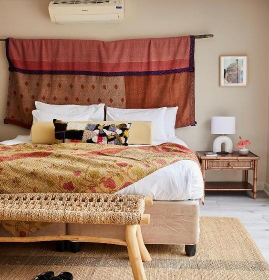 חדר משפחתי, The Big   Luxury Backpackers