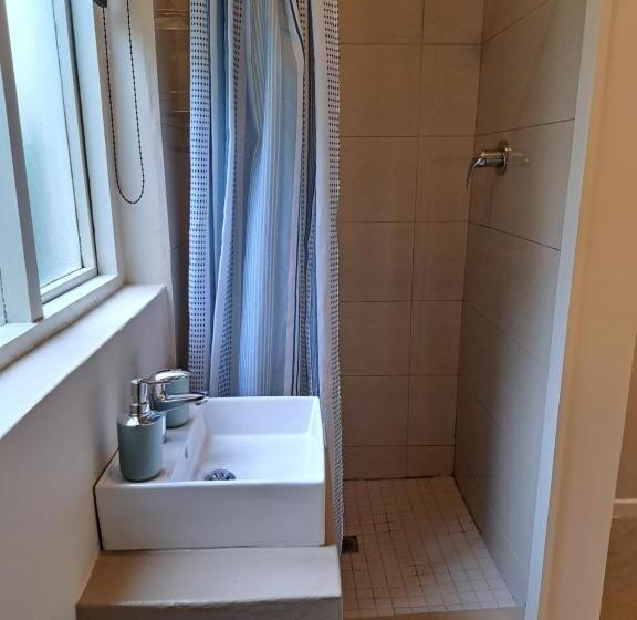 חדר אקונומי, The Big   Luxury Backpackers