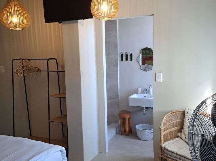 חדר משפחתי, The Big   Luxury Backpackers