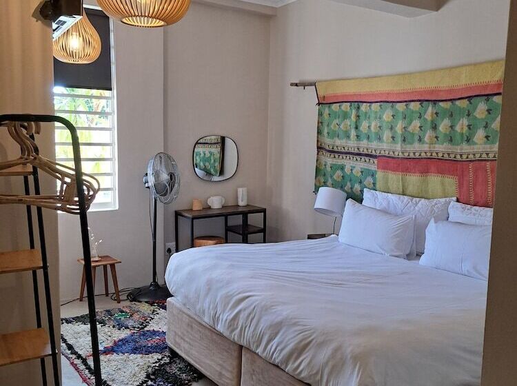 חדר משפחתי, The Big   Luxury Backpackers