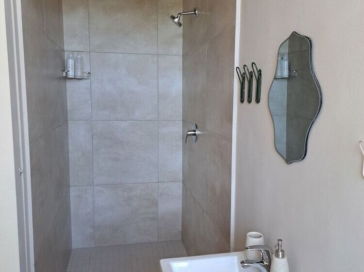 חדר משפחתי, The Big   Luxury Backpackers