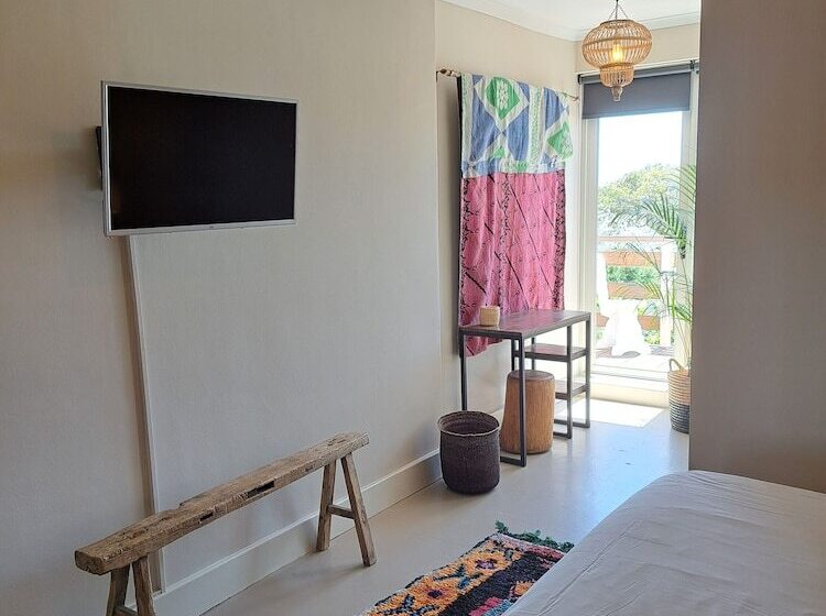 חדר משפחתי, The Big   Luxury Backpackers