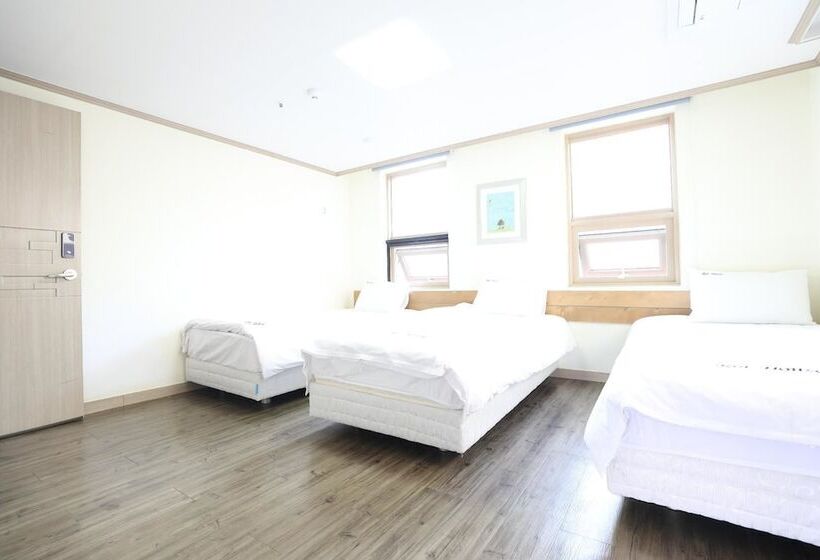 اتاق استاندارد سه نفره, Roi Guesthouse