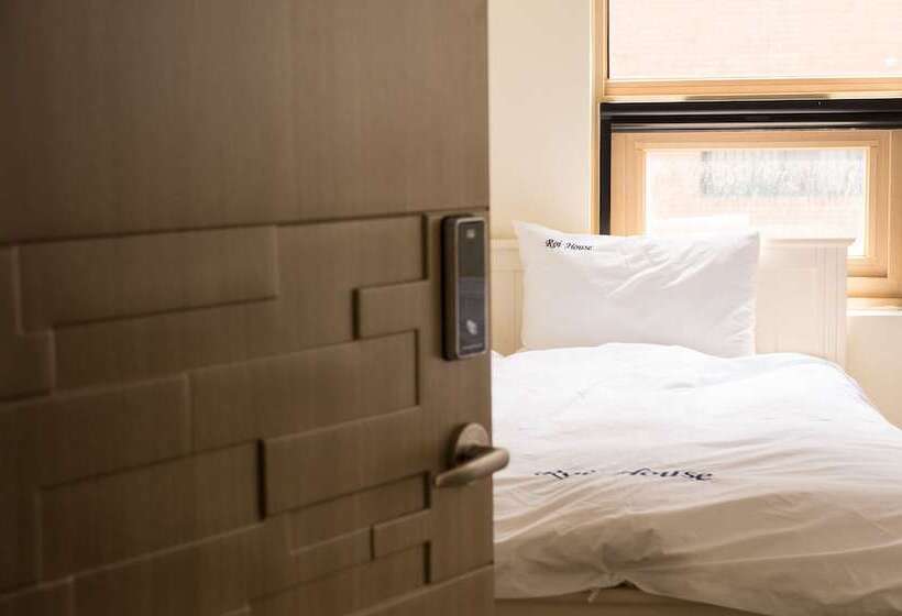 اتاق استاندارد سه نفره, Roi Guesthouse