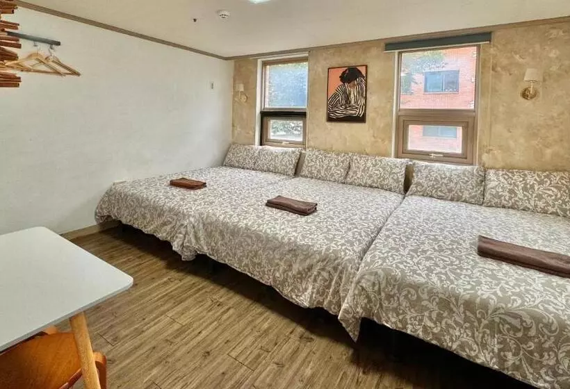 バスルーム共有のトリプルスタンダード, Roi Guesthouse