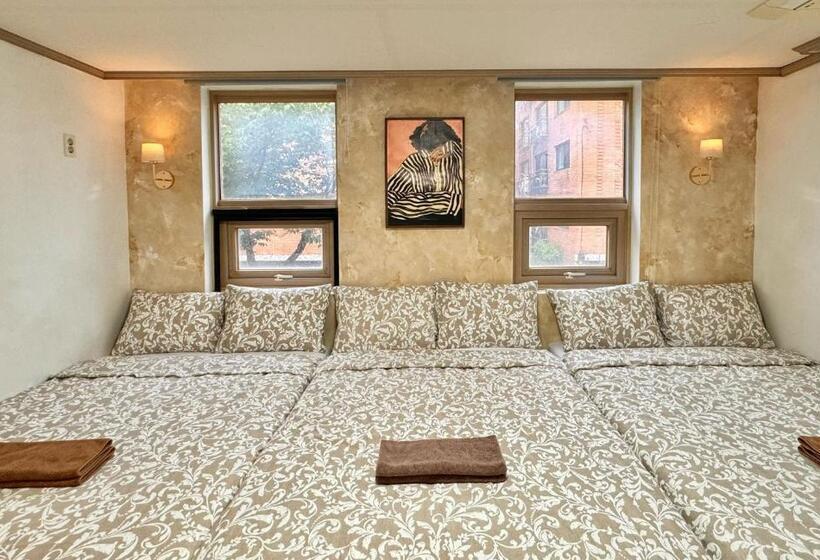 اتاق استاندارد سه تخته با سرویس بهداشتی مشترک, Roi Guesthouse