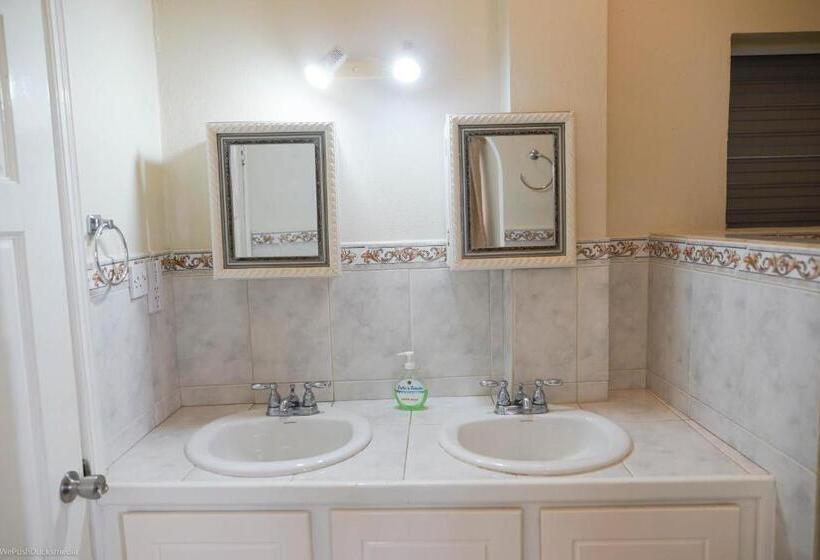 ویلای 3 خوابه, Castles In Paradise Villa Resort