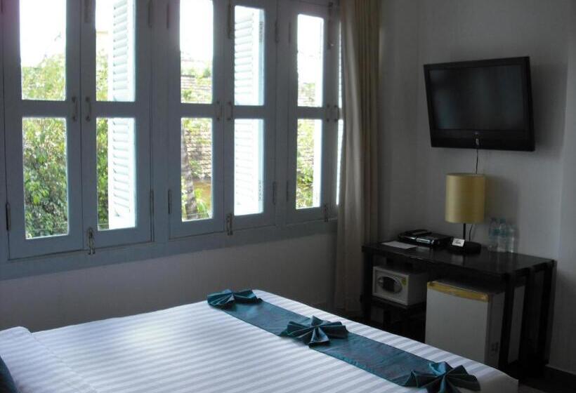 غرفة ديلوكس, The Columns