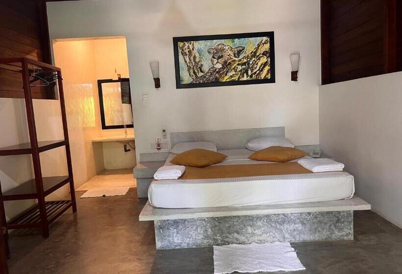 小室, Lagoon Paradise Beach Resort