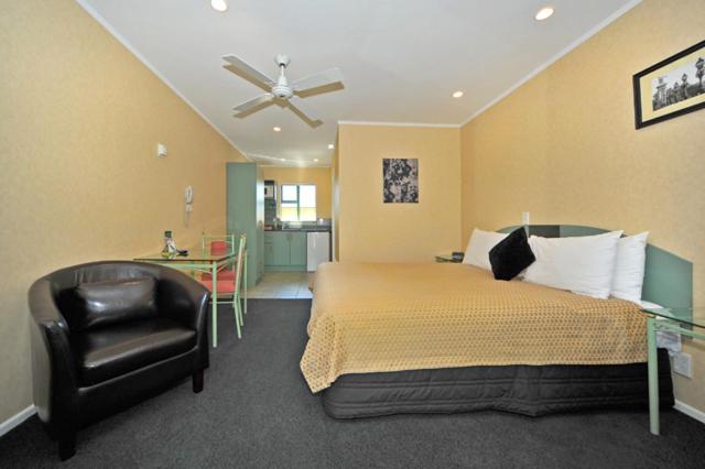 高级工作室, A'la Vista Motel