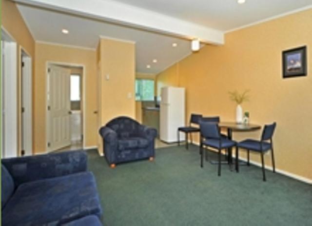 家庭公寓, A'la Vista Motel