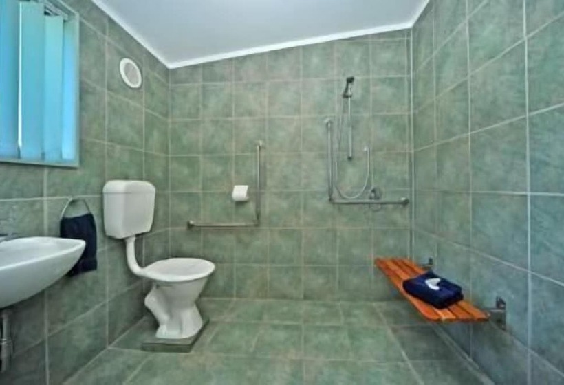 家庭公寓, A'la Vista Motel