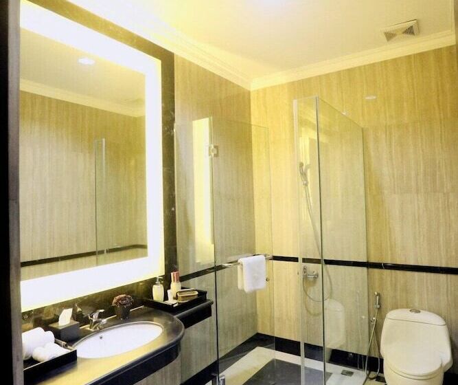 جناح جونيور, Adhiwangsa