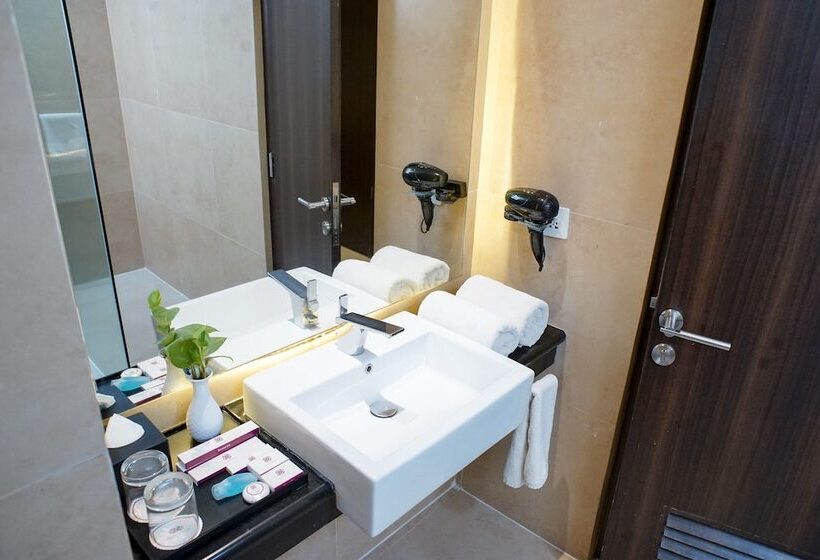 غرفة ديلوكس, Adhiwangsa