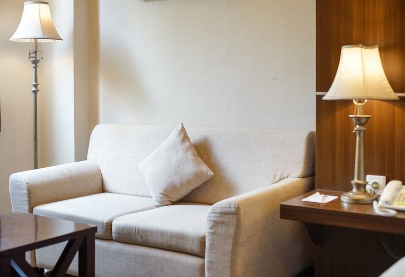 غرفة ديلوكس, Adhiwangsa