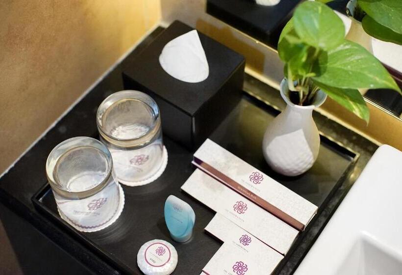 غرفة سوبيريور, Adhiwangsa