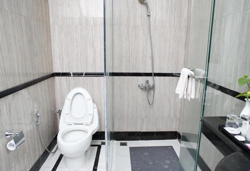 غرفة ديلوكس, Adhiwangsa