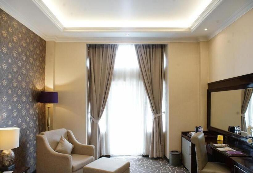 جناح جونيور, Adhiwangsa