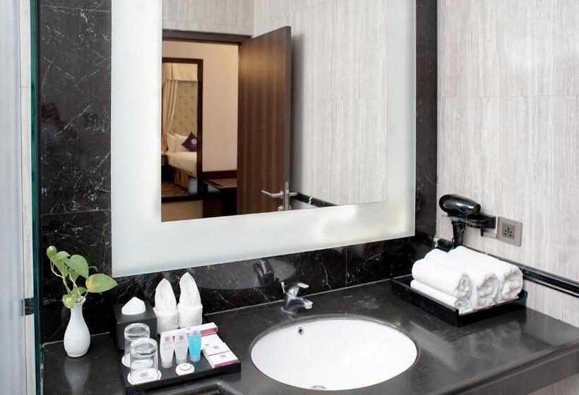 جناح جونيور, Adhiwangsa