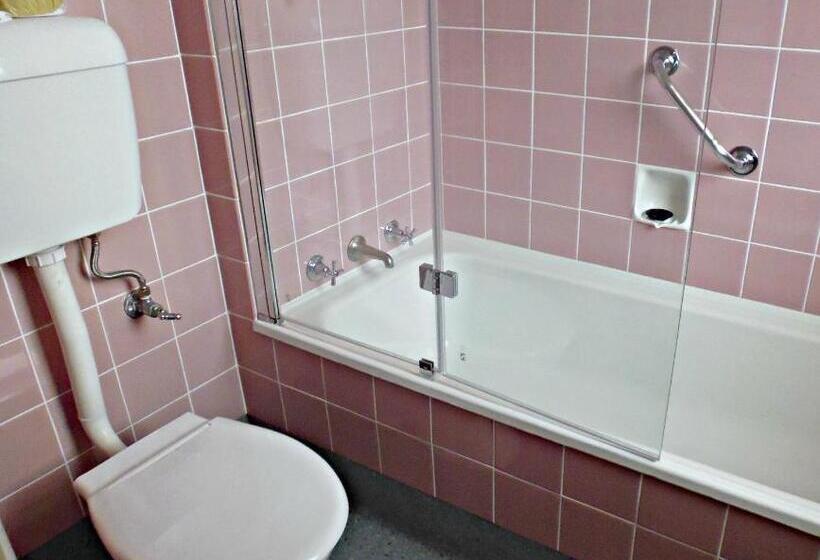 패밀리 룸, The Formby