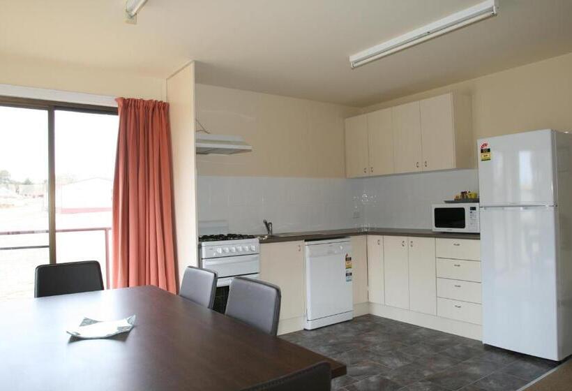 Apartament 2 Dormitoris, The Station