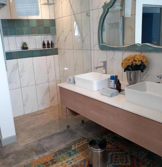 豪华海景房带阳台, 65oncliff