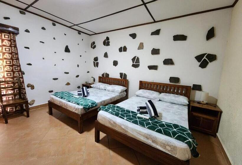 חדר לארבעה סטנדרטי עם מרפסת, Tiptop Hotel, Resto And Delishop